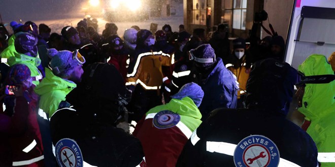 Erciyes'te kar kütlesi altında kalan Kanadalı kayakçı hayatını kaybetti