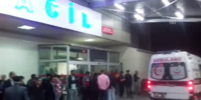 Adana'da minibüsün devrilmesi sonucu 1 kişi öldü, 10 kişi yaralandı