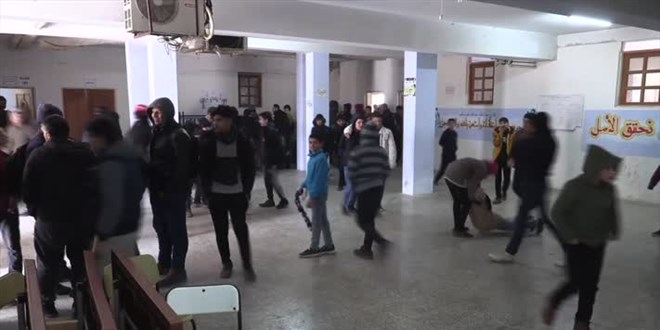 Erzurumlu berberler İdlibli çocukları tıraş ederek sevindirdi