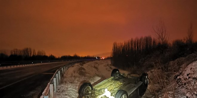 Tokat'ta devrilen otomobildeki 4 kişi yaralandı