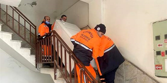 Ev sahibinin baltayla kapılarını kırdığı aile taşındı