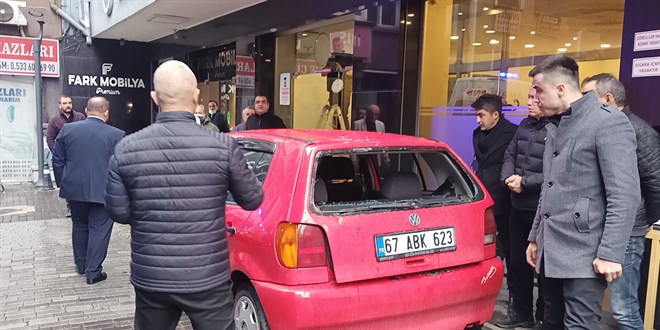 Fırtınanın etkisiyle uçan sac levhalar iki kişinin yaralanmasına neden oldu