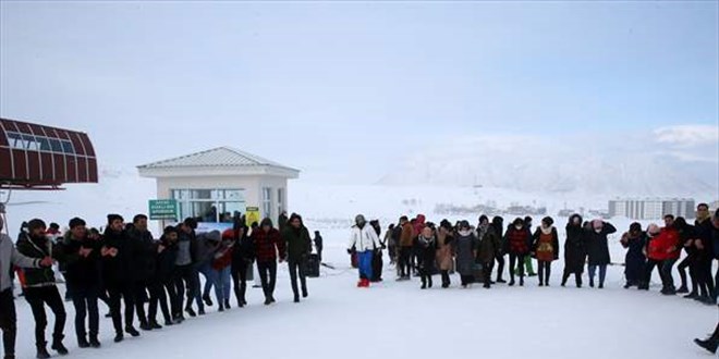 Türkiye'de ilk defa üniversite kampüsünde kayak tesisi açıldı