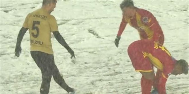 Penaltı noktasındaki karları temizleyen Malatyalı futbolculara sulu şaka