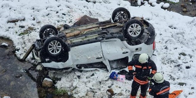 Otomobilin dereye yuvarlandığı kazada baba öldü, oğlu yaralandı