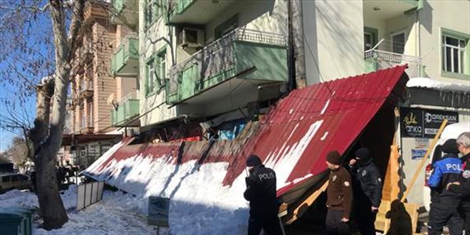 Kar nedeniyle çöken çatı altında kalan kadın öldü, torunu yaralandı