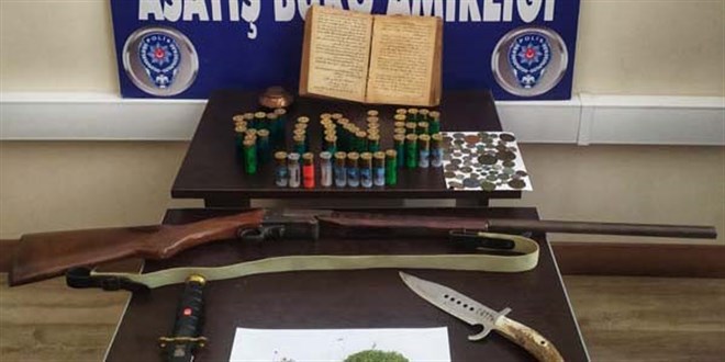 Zabıtanın evine polis baskını: Tarihi eser ve uyuşturucu çıktı