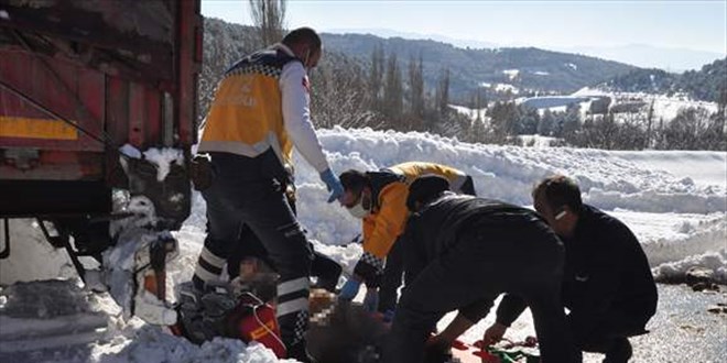 Kar nedeniyle park ettiği aracını çıkarmaya çalışan sürücüsü hayatını kaybetti
