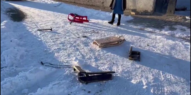 Kızakla kayarken otomobilin altında kalan iki kardeşten biri öldü