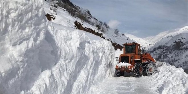 Kastamonu'da yol ama almas yapan i makinesinin zerine  dt