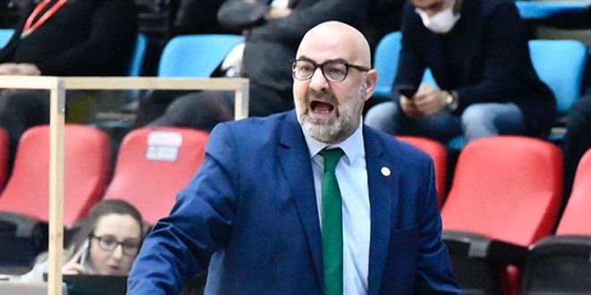 Maç esnasında rahatsızlanan Başantrenör hastaneye kaldırıldı