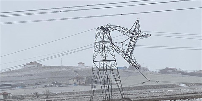 Kırşehir'de fırtına elektrik tellerini kopardı