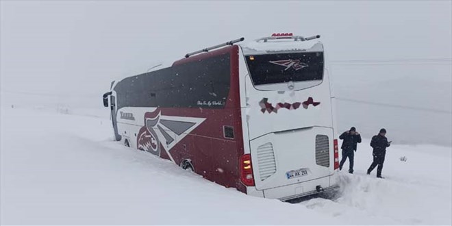 Kara saplanan otobüsteki 30 yolcu kurtarıldı
