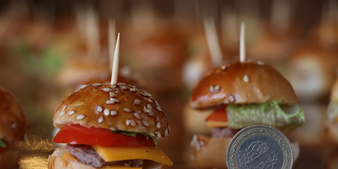 1 TL'ye hamburger: Boyutu küçük, lezzeti büyük