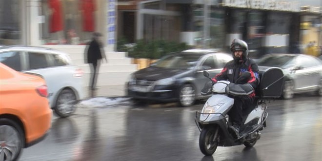 Karlı havaya rağmen motorlarıyla işlerine devam ediyorlar
