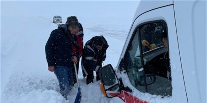 Nevşehir'de kara saplanan ambulansı karla mücadele ekipleri kurtardı