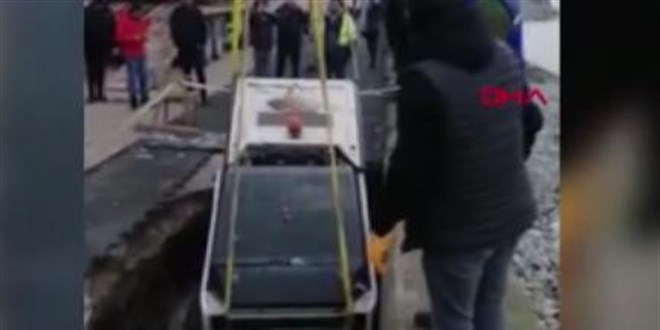 Yürüyüş yolunda göçük meydana geldi: Belediye aracı çukura düştü