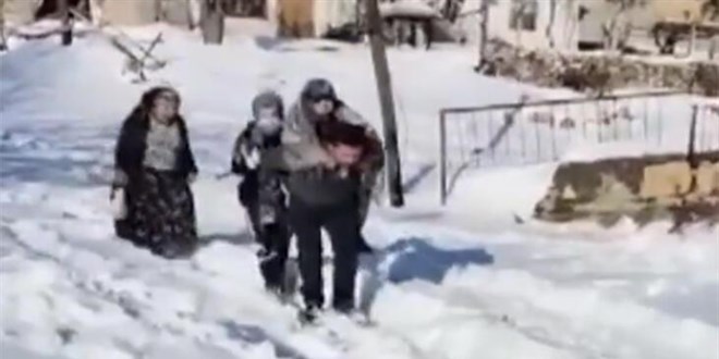 Bakan Koca, hastayı sırtında taşıyan 112 çalışanını paylaştı
