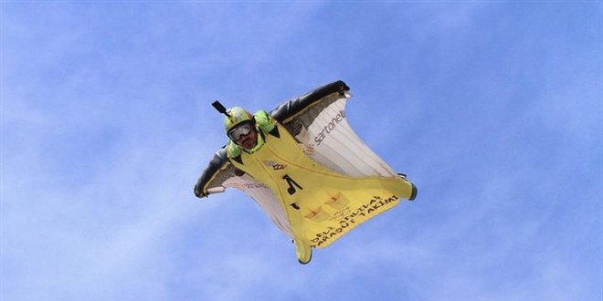 'Yarasa adam' yazın evine, kışın ofisine uçarak gidiyor