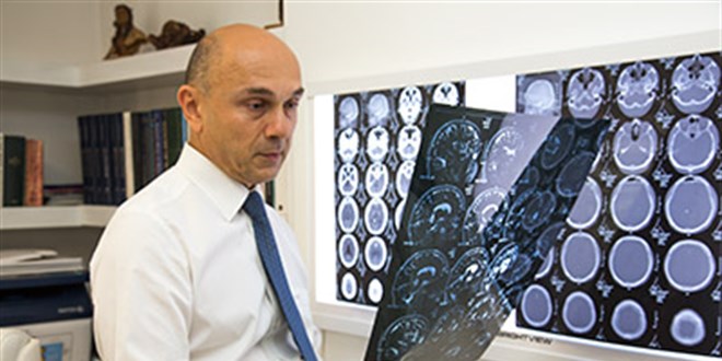 Guinness rekortmeni Doç. Dr. Ali Zırh, 1.000'inci Parkinson ameliyatını yaptı