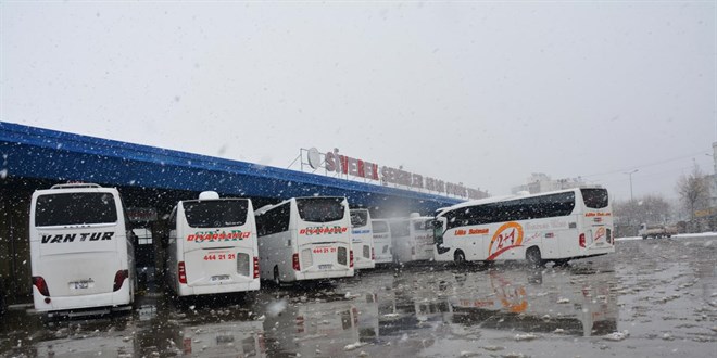 Şanlıurfa'da yolun açılmasını bekleyen otobüs yolcularına kumanya dağıtıldı