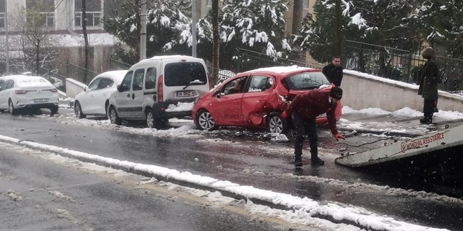İstanbul'da kar kazası: Yokuş aşağıya kayan cip 11 araca çarptı