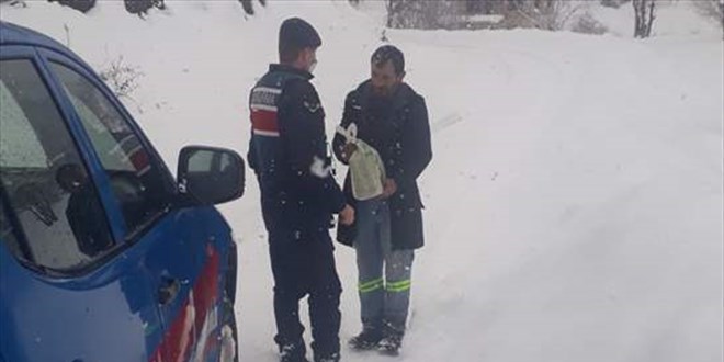 Kar nedeniyle bebeğine mama alamayan annenin imdadına ekipler yetişti