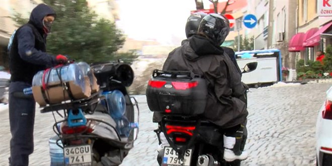 Kar yasağına uymayan motokuryeler: Çalışmak zorundayız