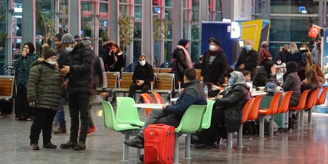 Yüzlerce vatandaş terminalde kaldı