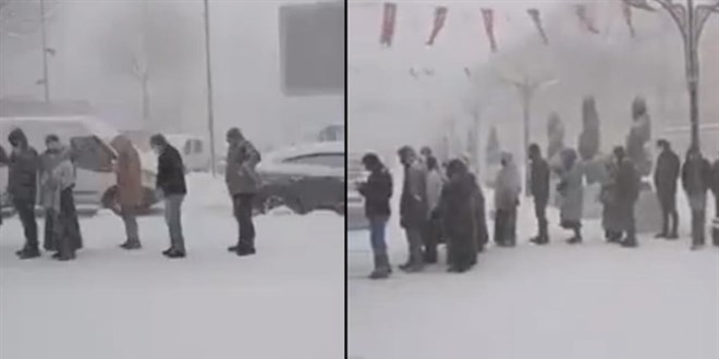 Vatandaşlar tipi altında Halk Ekmek kuyruğu bekledi