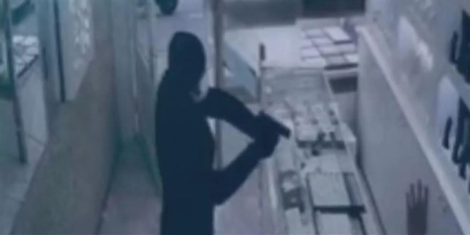 Silahla girdi, altınları alıp kayıplara karıştı
