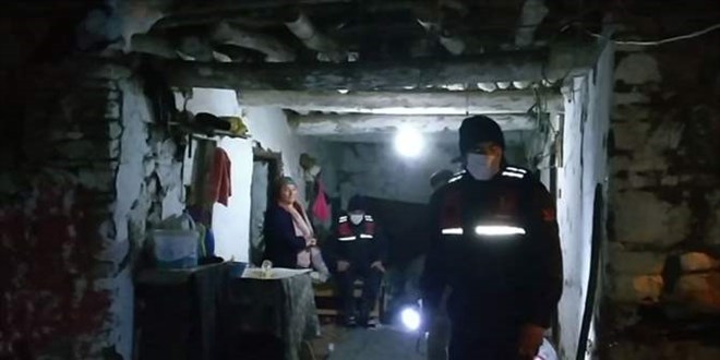 Karın yolunu kapattığı ailenin biten odununu jandarma getirdi