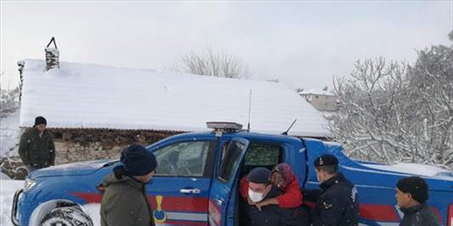 Aydın'da jandarma yatalak kadını sırtında taşıdı