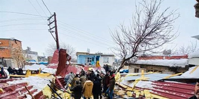 Kar nedeniyle çöken çatının altında kalan kız öldü, babası yaralandı