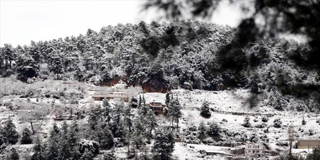 Antalya'nn baz ilelerinde kar ya etkili oluyor