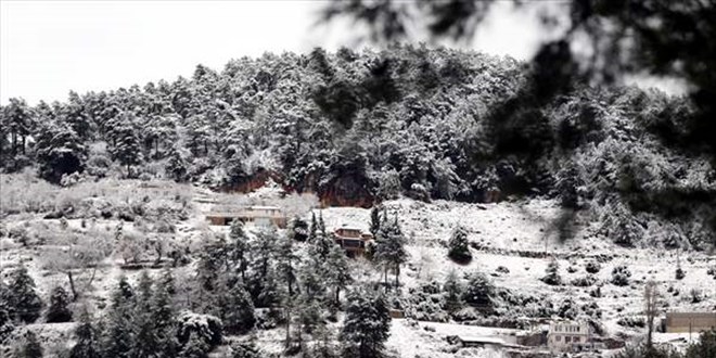 Antalya'nın bazı ilçelerinde kar yağışı etkili oluyor