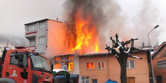 Karabük'te yan yana 3 bina alevlere teslim oldu