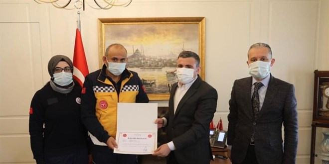 Hastayı sırtında taşıyan sağlık görevlisine başarı belgesi