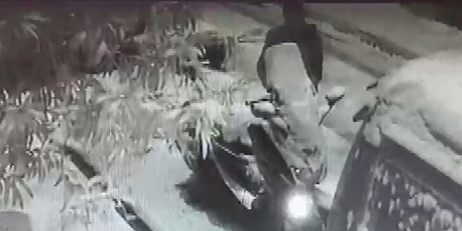 Karın kapattığı yolda bırakılan motosikleti temizleyip çaldılar