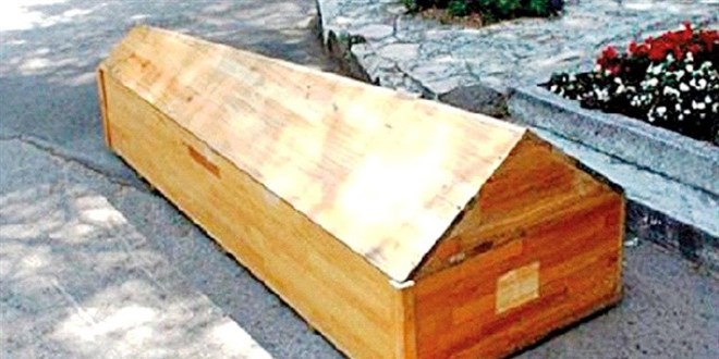 Tabut içinden iki kaçak mülteci çıktı