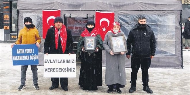 Aileler kar-kış demeden nöbette