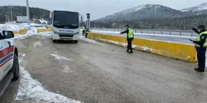 Jandarma yolcu otobüsüne gizlice bindi, emniyet kemeri takmayan yolcuları tek tek uyardı