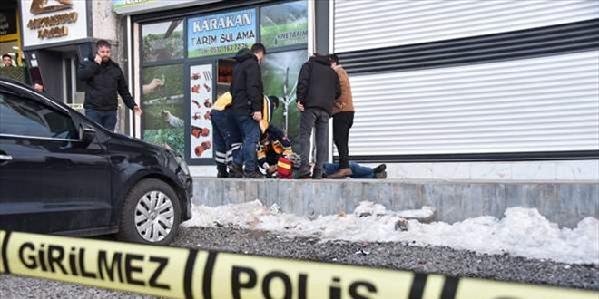 Alacak nedeniyle çıkan silahlı kavgada 2 kişi öldü
