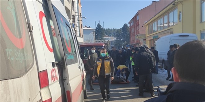 Köpekten kaçarken kamyonet çarptı