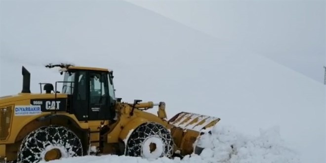 Diyarbakr'da kardan kapanan 1029 krsal mahallenin yolu ulama ald