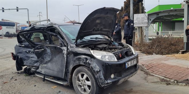 Manisa'da kamyonetle otomobilin çarpışması sonucu 4 kişi yaralandı