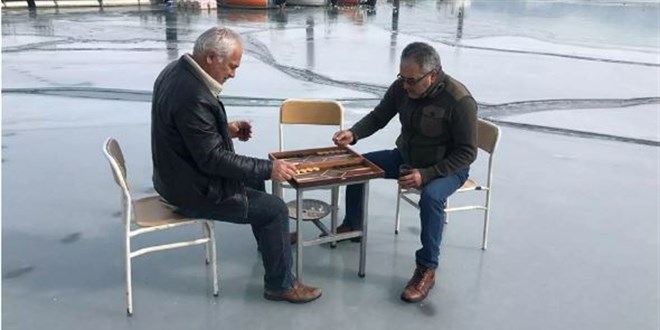 Buz tutan Eğirdir Gölü üzerinde çay içip tavla oynadılar