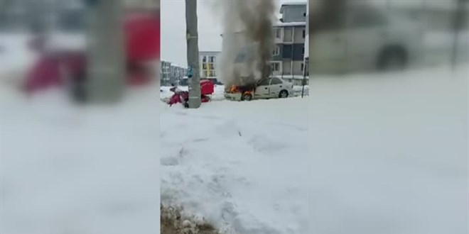 Otoparkta alev alan otomobil kullanılamaz hale geldi