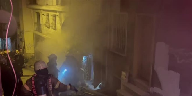 Şişli'de yangında evde mahsur kalan kişiyi itfaiye kurtardı