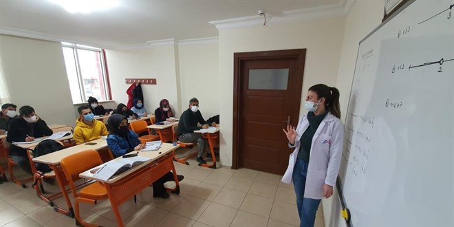 58'lik delikanlılar üniversiteye hazırlanıyor